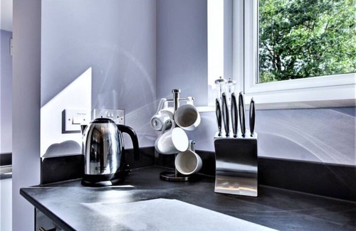 Hemel Hempstead Casa | Simba Stays: Luxurious Townhouse for Contractors, Relocators/ Families