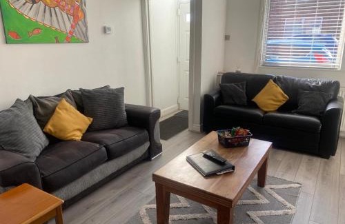 Thatto Heath Casa | Simons Cosy 2 bedroom home sleeps 5, contractors Welcome