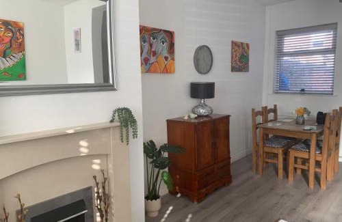 Thatto Heath Casa | Simons Cosy 2 bedroom home sleeps 5, contractors Welcome