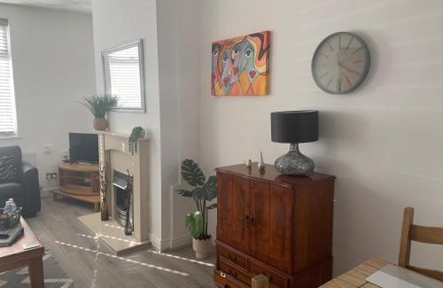 Thatto Heath Casa | Simons Cosy 2 bedroom home sleeps 5, contractors Welcome
