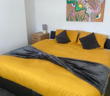 Thatto Heath Casa | Simons Cosy 2 bedroom home sleeps 5, contractors Welcome