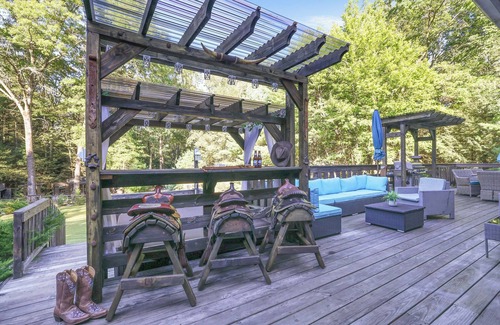 Stroudsburg Casa | Simply Serene - Wild West City - 4 acres of Privacy - Sauna/Spa/Golf/Pool