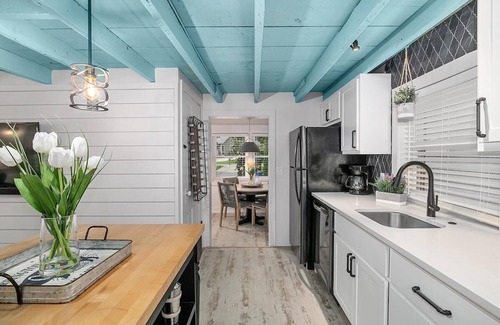 Saugatuck Cabaña | Singapore Stable