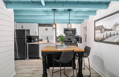 Saugatuck Cabaña | Singapore Stable