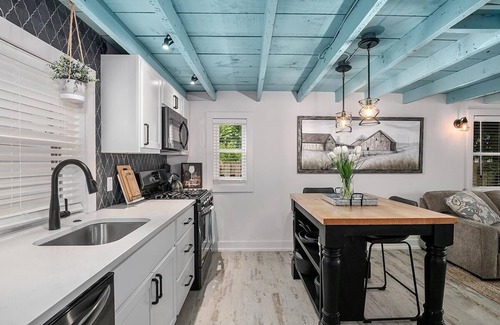 Saugatuck Cabaña | Singapore Stable