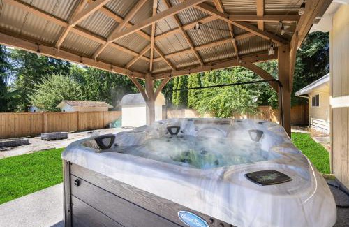 Shoreline Casa | Single-Level 2BR Retreat w Hot Tub & Office