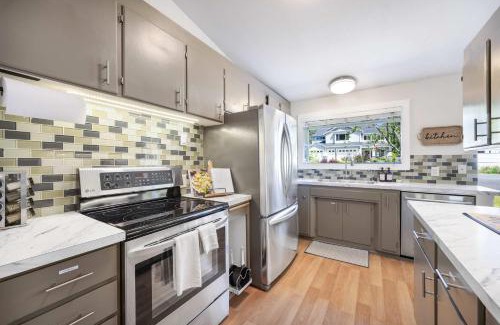 Shoreline Casa | Single-Level 2BR Retreat w Hot Tub & Office