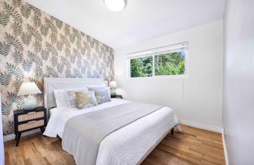 Shoreline Casa | Single-Level 2BR Retreat w Hot Tub & Office