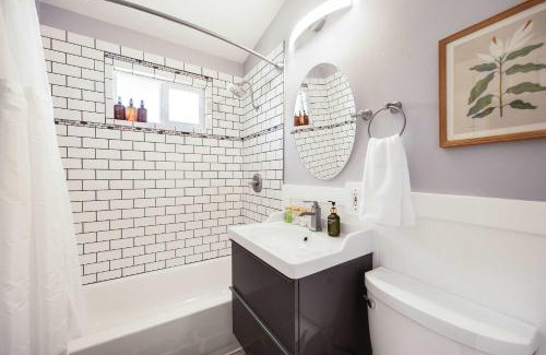 Shoreline Casa | Single-Level 2BR Retreat w Hot Tub & Office