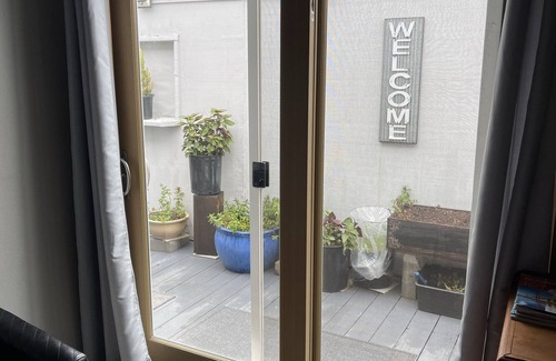 Alameda Apartamento | Sentado en el muelle en la bahía