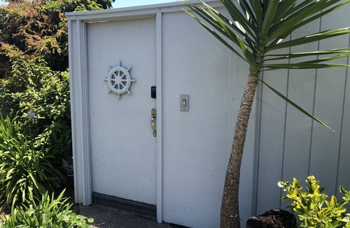 Alameda Apartamento | Sentado en el muelle en la bahía