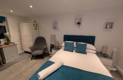 Bobbing Apartamento | Sittingbourne 1 bed self-contained annex, with parking