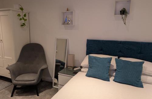 Bobbing Apartamento | Sittingbourne 1 bed self-contained annex, with parking