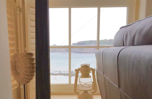 Runswick Bay Cabaña | Situado en el corazón del pueblo, a pocos metros del mar y la playa de arena.