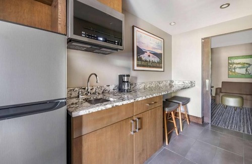 South Lake Tahoe Hotel | Ski Adventure! Minutes from Aerial Tramway & Gunbarrel Express! Parking, Pool!