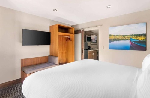 South Lake Tahoe Hotel | Ski Adventure! Minutes from Aerial Tramway & Gunbarrel Express! Parking, Pool!