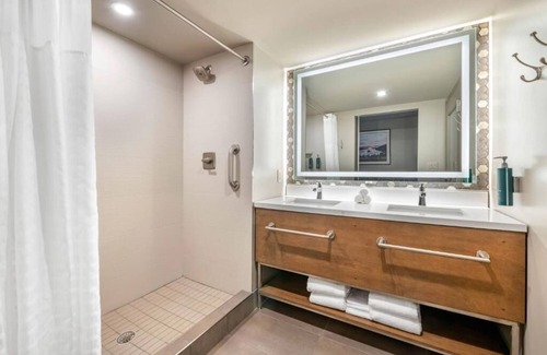 South Lake Tahoe Hotel | Ski Adventure! Minutes from Aerial Tramway & Gunbarrel Express! Parking, Pool!