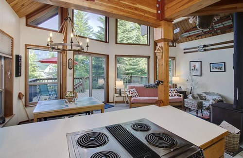 Snoqualmie Pass Chalet De Esquí | Chalet de esquí con vistas a la montaña.