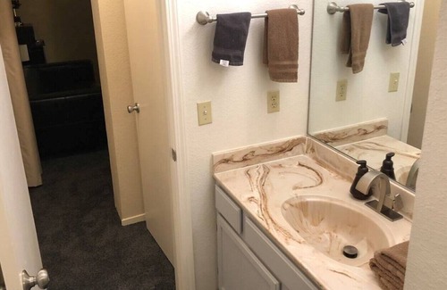 Kirkwood Apartamento | Ski in/out - At the village - King bed hotel room