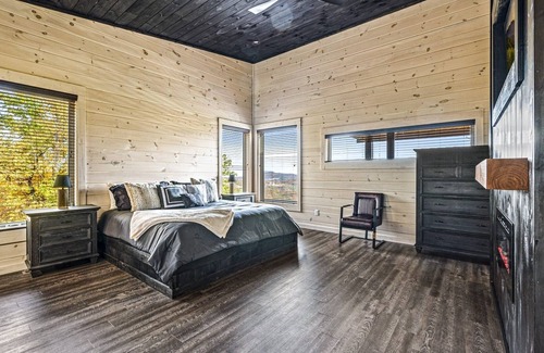 Chalet Village Casa | Ski Mountain Swim 3 Bedroom Home by Redawning