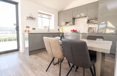 Bolton by Bowland Cabaña | SKIRDEN VIEW, pet friendly, with hot tub in Chatburn