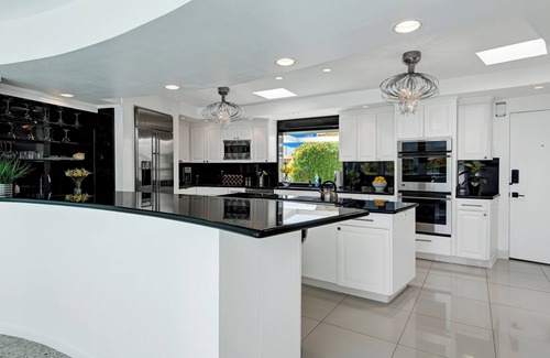 Canyon Corridor Casa | Skyfall House -Stunning secluded, peaceful iconic 3-bedroom home!