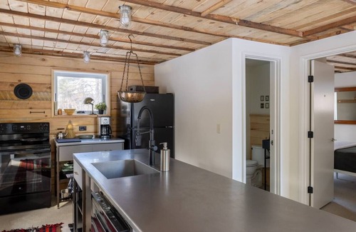 Brownsville Casa | Skyhawk Cabin: refined modern getaway with hot tub