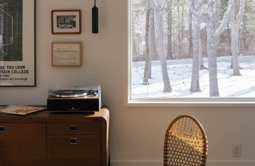 Brownsville Casa | Skyhawk Cabin: refined modern getaway with hot tub