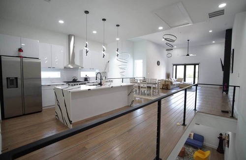 Old East Dallas Villa | Skyline Gem Dallas - 3BR Villa with Penthouse Loft