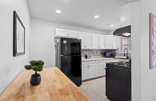 Biggs Field Apartamento | Sleek 2-Bed 1-Bath Centrally Located