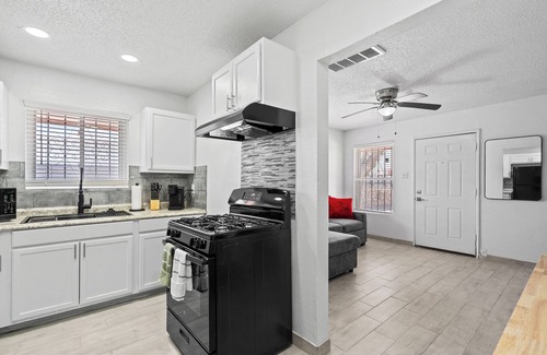 Biggs Field Apartamento | Sleek 2-Bed 1-Bath Centrally Located