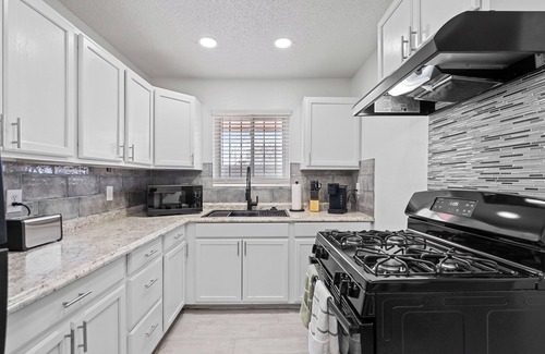 Biggs Field Apartamento | Sleek 2-Bed 1-Bath Centrally Located