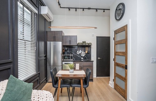 Wayland Apartamento | Sleek & Cozy 1st Flr Flat- Walk to Brown & Wayland