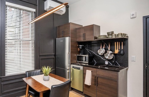 Wayland Apartamento | Sleek & Cozy 1st Flr Flat- Walk to Brown & Wayland