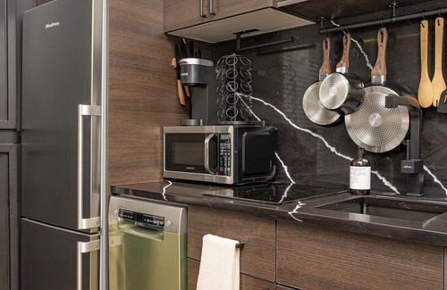 Wayland Apartamento | Sleek & Cozy 1st Flr Flat- Walk to Brown & Wayland