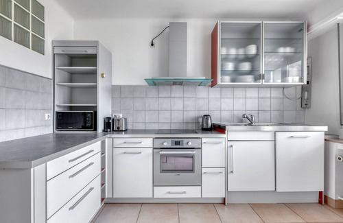 Limpertsberg Apartamento | Sleek Limpertsberg 2BR w/ Balcony, nr Bus Station, by Blueground