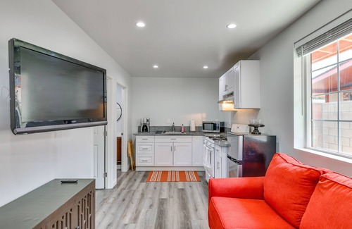 San Fernando Apartamento | Sleek San Fernando Studio ~ 14 Mi to Universal