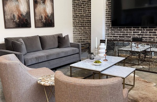 Central Business District Apartamento | Sleek & Sophisticated: Modern Luxe in the Heart of New Orleans