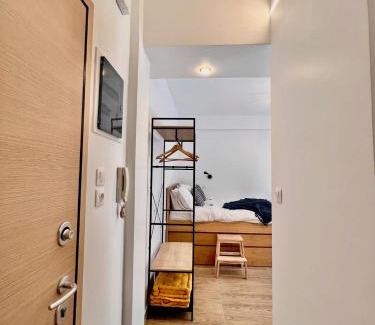 Voula Apartamento | Sleek Studio in Voula Center