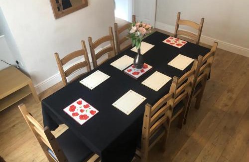 Rhiwbryfdir Casa | Sleeps 10 5 bedroom town house 3 miles from Zip World