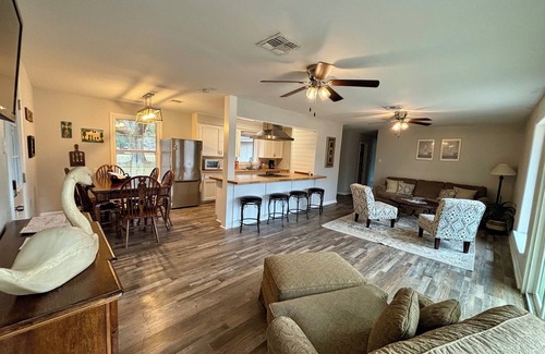 Monroe Casa | Sleeps 10. Bayou Front Home close to ULM, Sports Complexes, Airport and I-20.