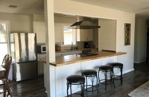 Monroe Casa | Sleeps 10. Bayou Front Home close to ULM, Sports Complexes, Airport and I-20.