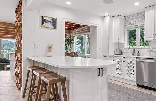 Danbury Casa | Sleeps 10 - Private Dock, Sauna, Outdoor Dining