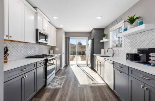 Crosby Casa | Sleeps 15! - EV Charger - 75" TV - Soaker Tub - 1 Block to Downtown Crosby!