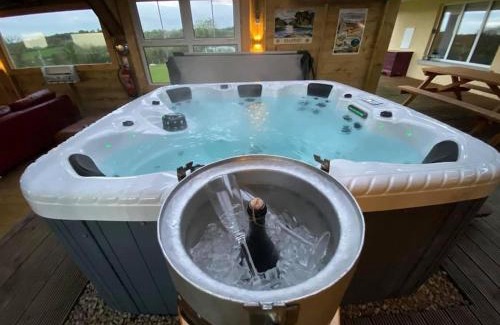 Enniskillen Villa | Sleeps 18 Double Decker Bus Hot Tub Sauna Cinema Pets