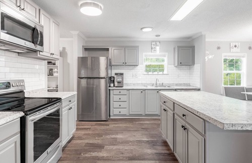 Madison Casa | Sleeps 18+ Madison House on 7 Acres