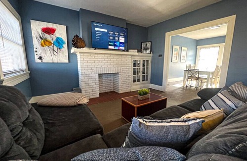 Dayton Casa | Sleeps 20+ in Dayton, 6 Bedrooms + 2 Full Kitchens