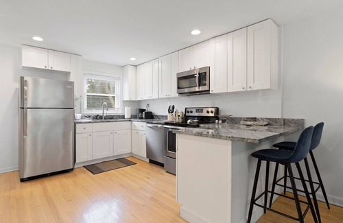 Westport Casa | Sleeps 5, 3 Queen Beds, Centrally Located, Near Downtown KC & County Club Plaza