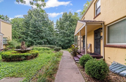 Westport Casa | Sleeps 5, 3 Queen Beds, Centrally Located, Near Downtown KC & County Club Plaza