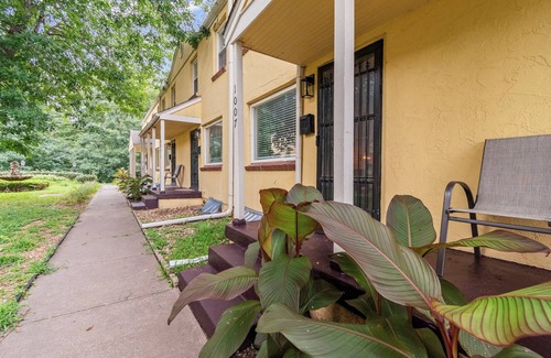 Westport Casa | Sleeps 5, 3 Queen Beds, Centrally Located, Near Downtown KC & County Club Plaza